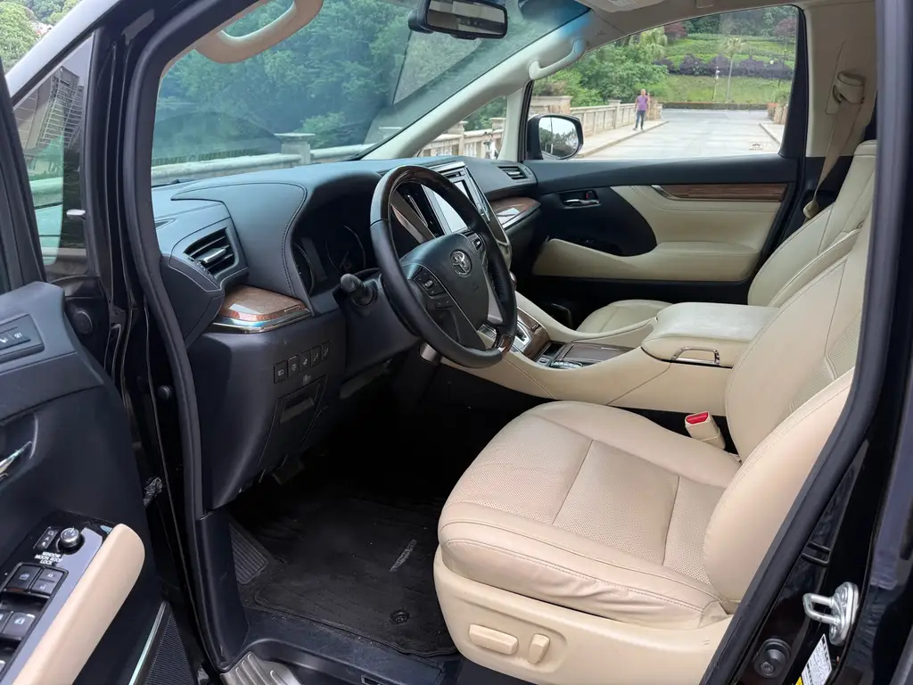 TOYOTA ALPHARD 2015