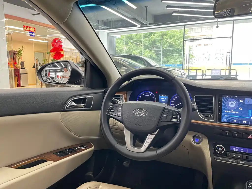 HYUNDAI MISTRA 2014