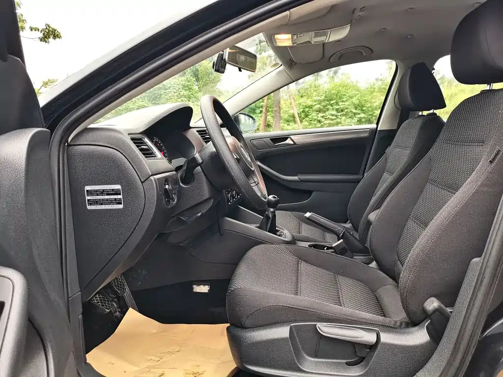 VOLKSWAGEN SAGITAR 2012