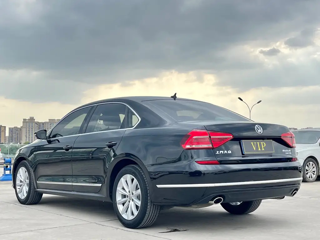 VOLKSWAGEN PASSAT 2017