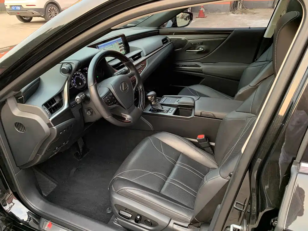 LEXUS ES 2018