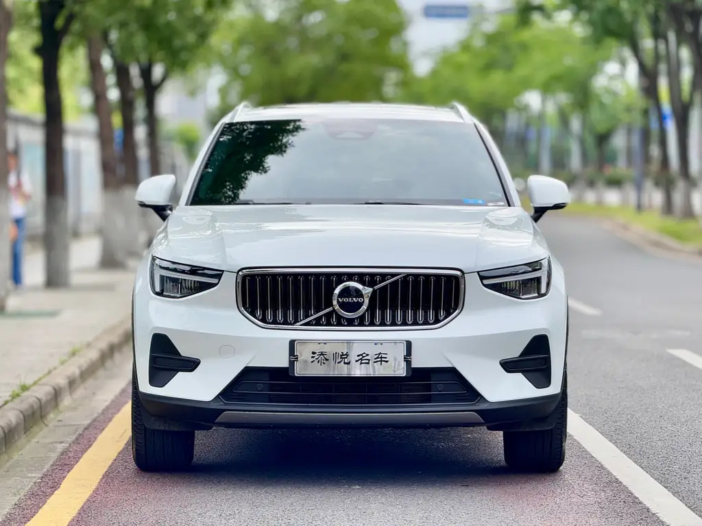 VOLVO XC40 2024