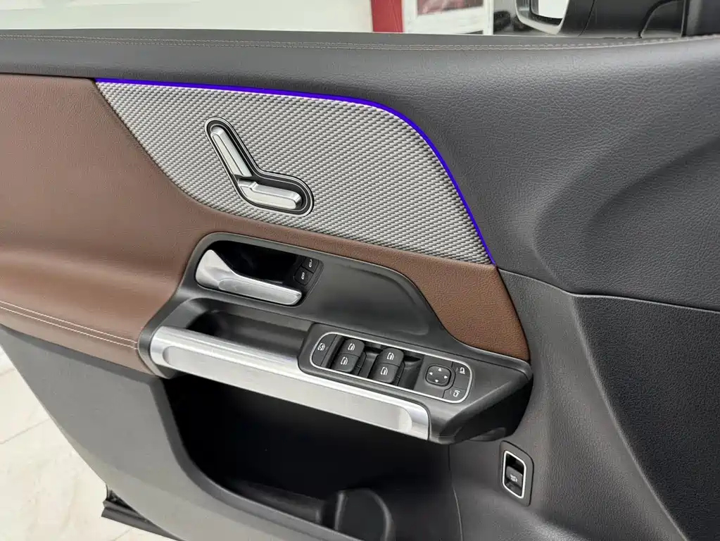 MERCEDES BENZ GLB 2024