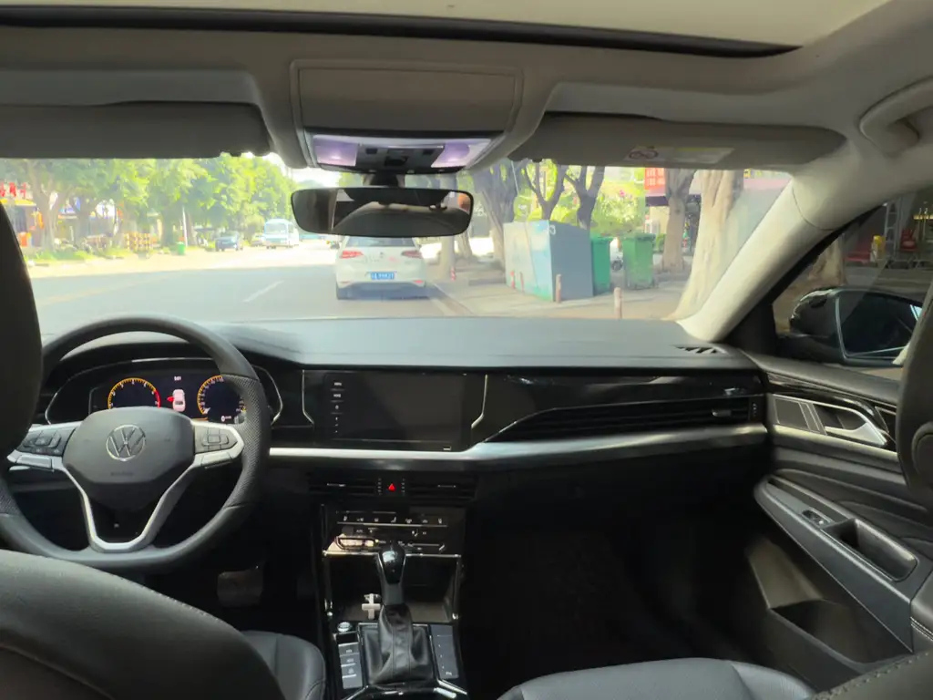 VOLKSWAGEN PASSAT 2024