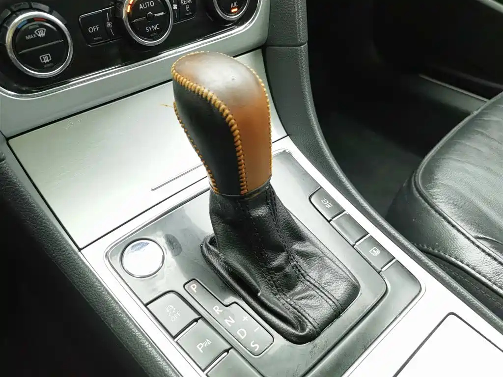 VOLKSWAGEN PASSAT 2014