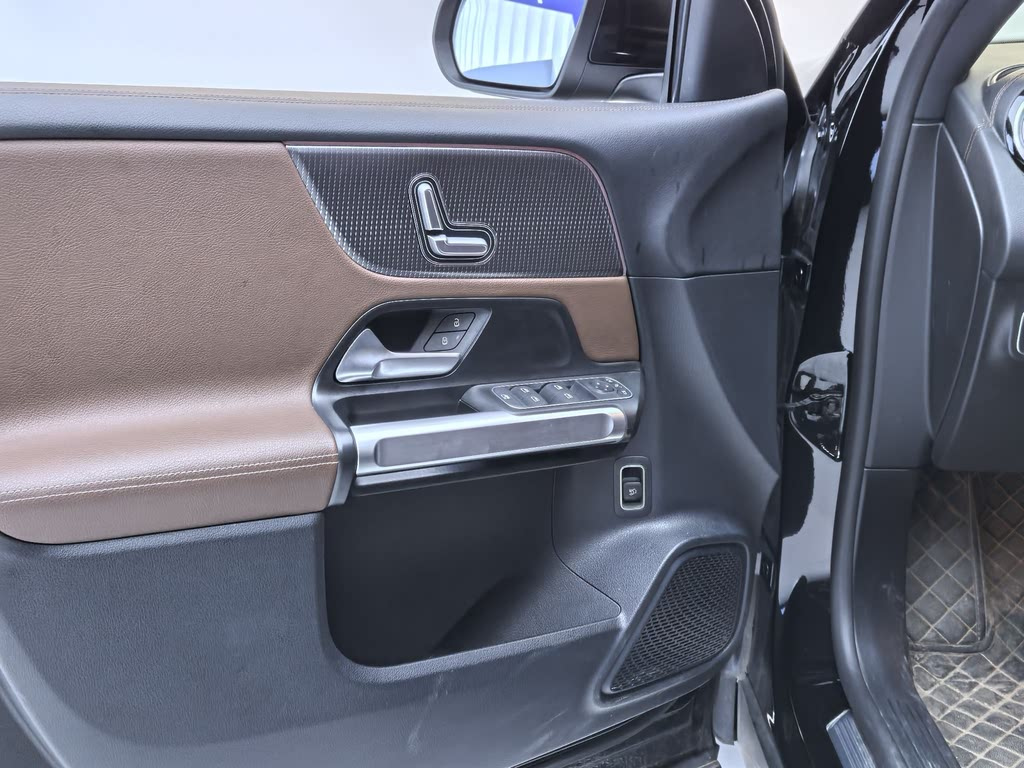 MERCEDES BENZ GLB 2023