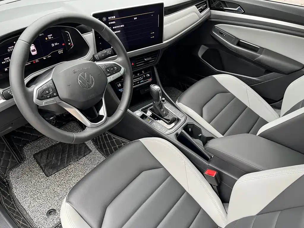 VOLKSWAGEN BORA 2023