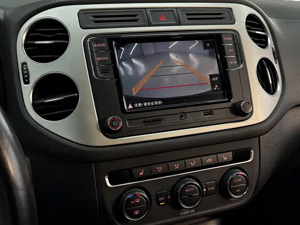 VOLKSWAGEN TIGUAN 2015