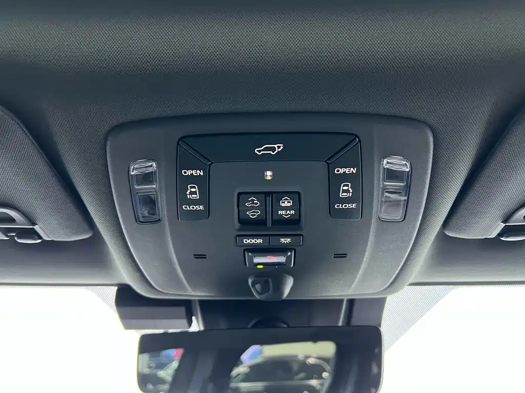 TOYOTA GRANVIA 2023