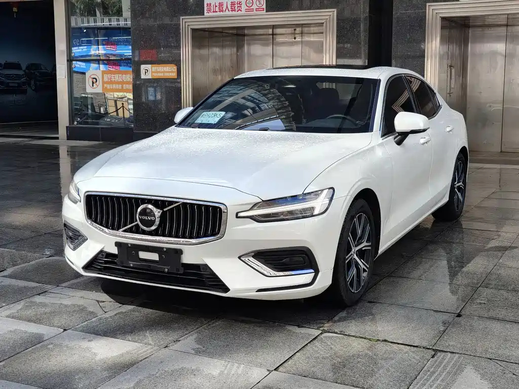 VOLVO S60 2024
