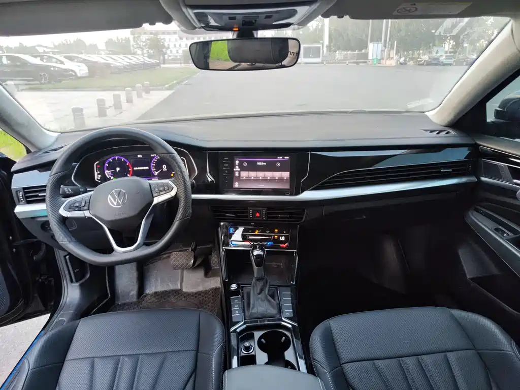 VOLKSWAGEN PASSAT 2024