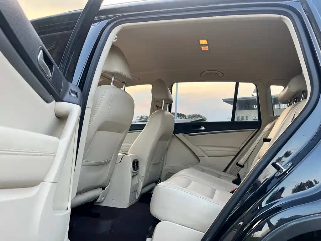 VOLKSWAGEN TIGUAN 2015