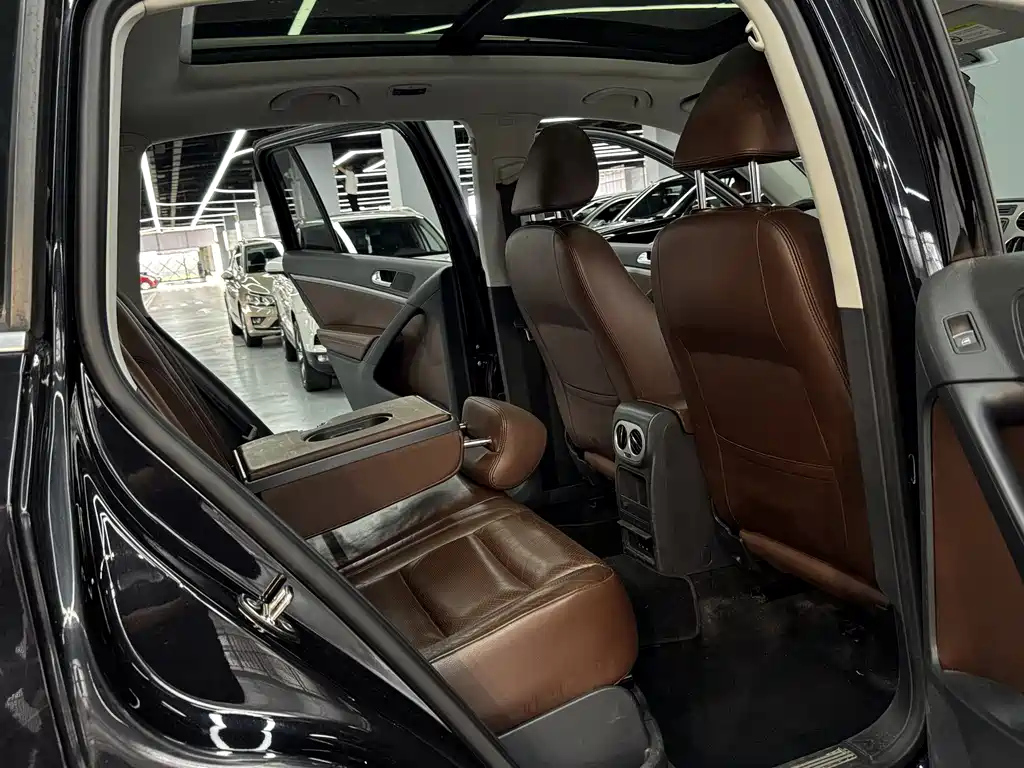 VOLKSWAGEN TIGUAN 2015