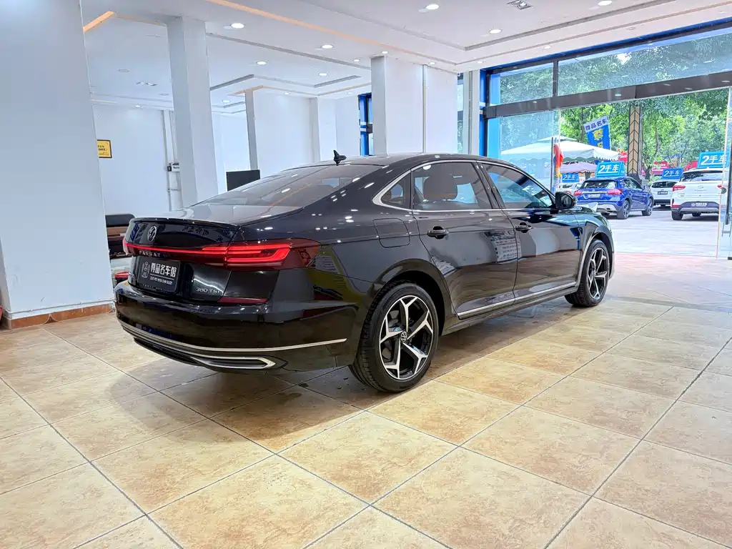 VOLKSWAGEN PASSAT 2024