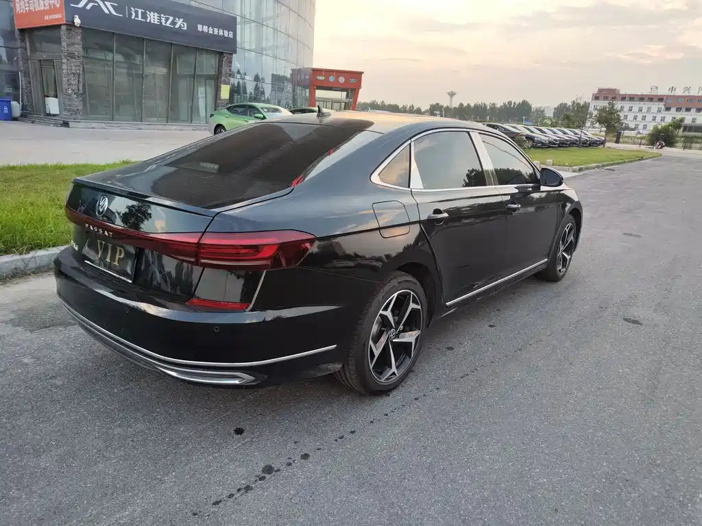 VOLKSWAGEN PASSAT 2024