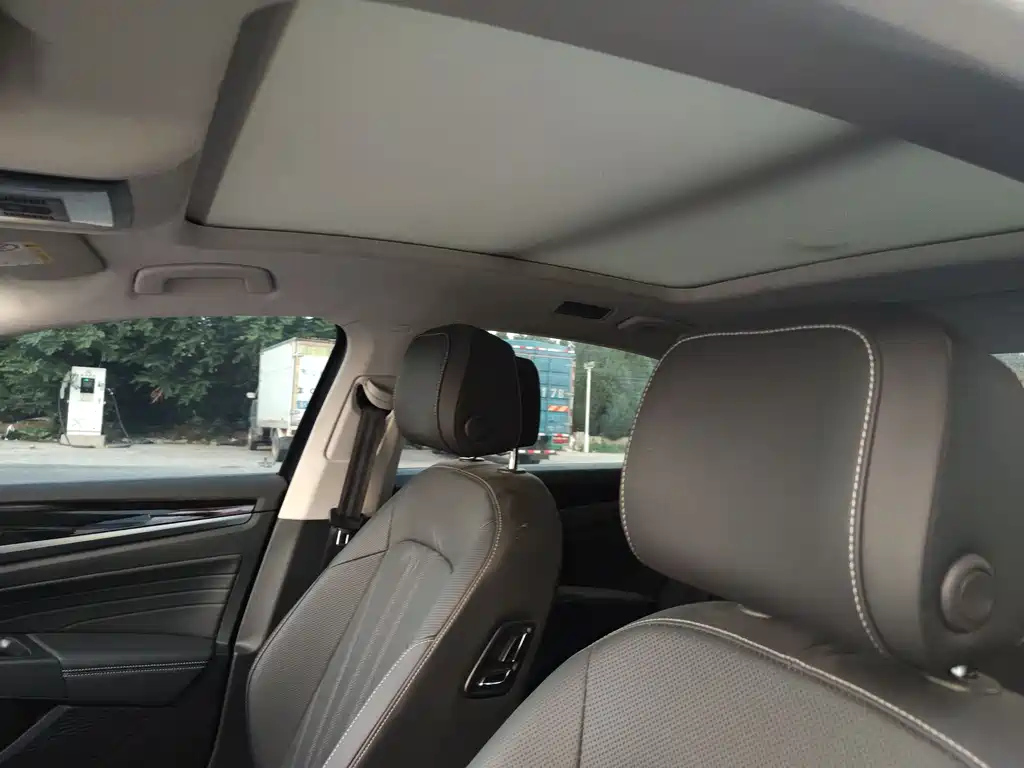 VOLKSWAGEN PASSAT 2024
