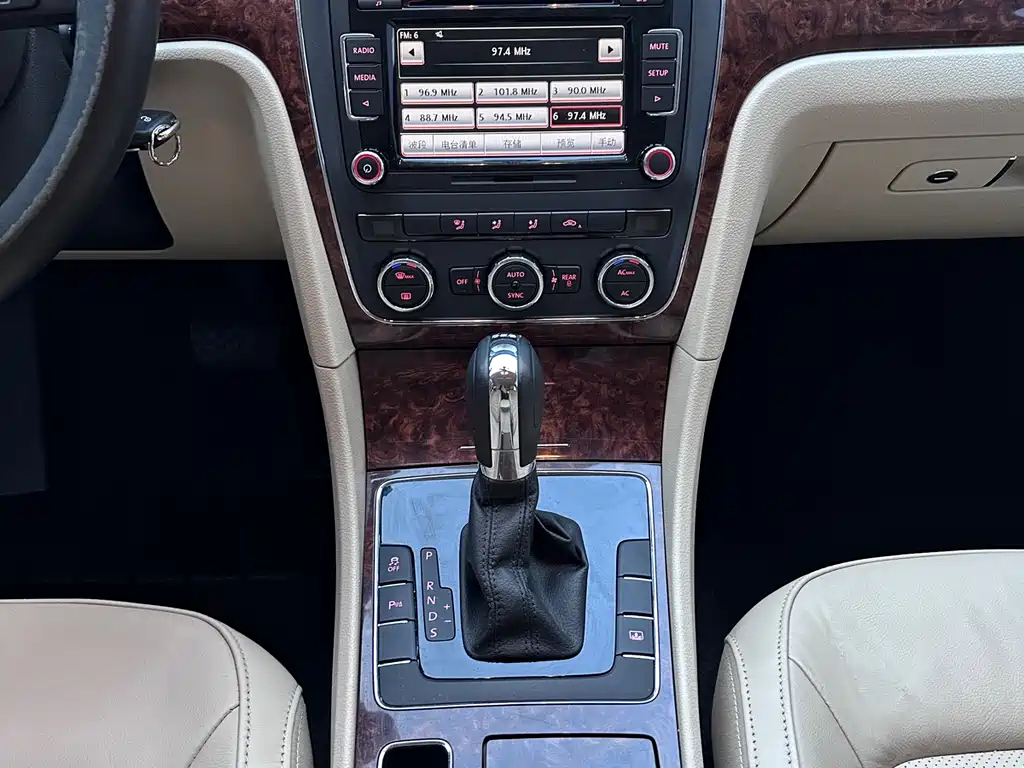 VOLKSWAGEN PASSAT 2012