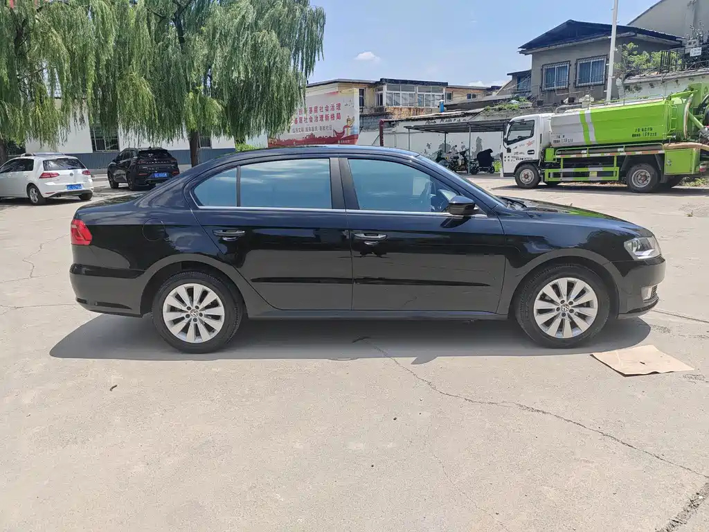 VOLKSWAGEN LAVIDA 2013