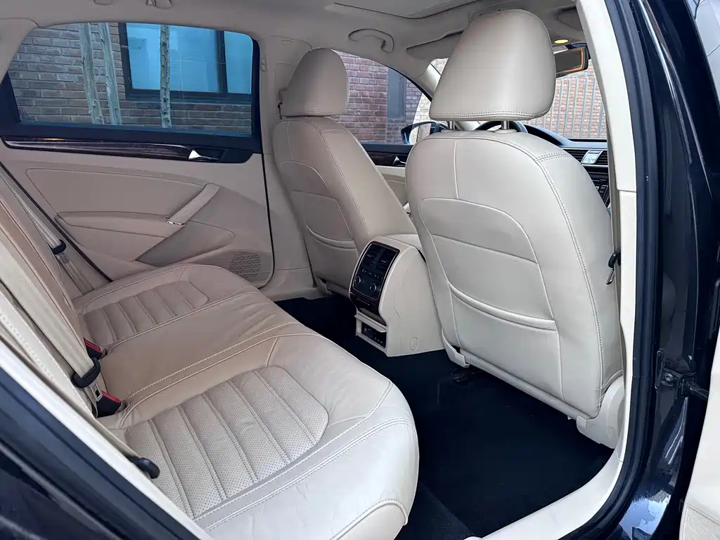 VOLKSWAGEN PASSAT 2012