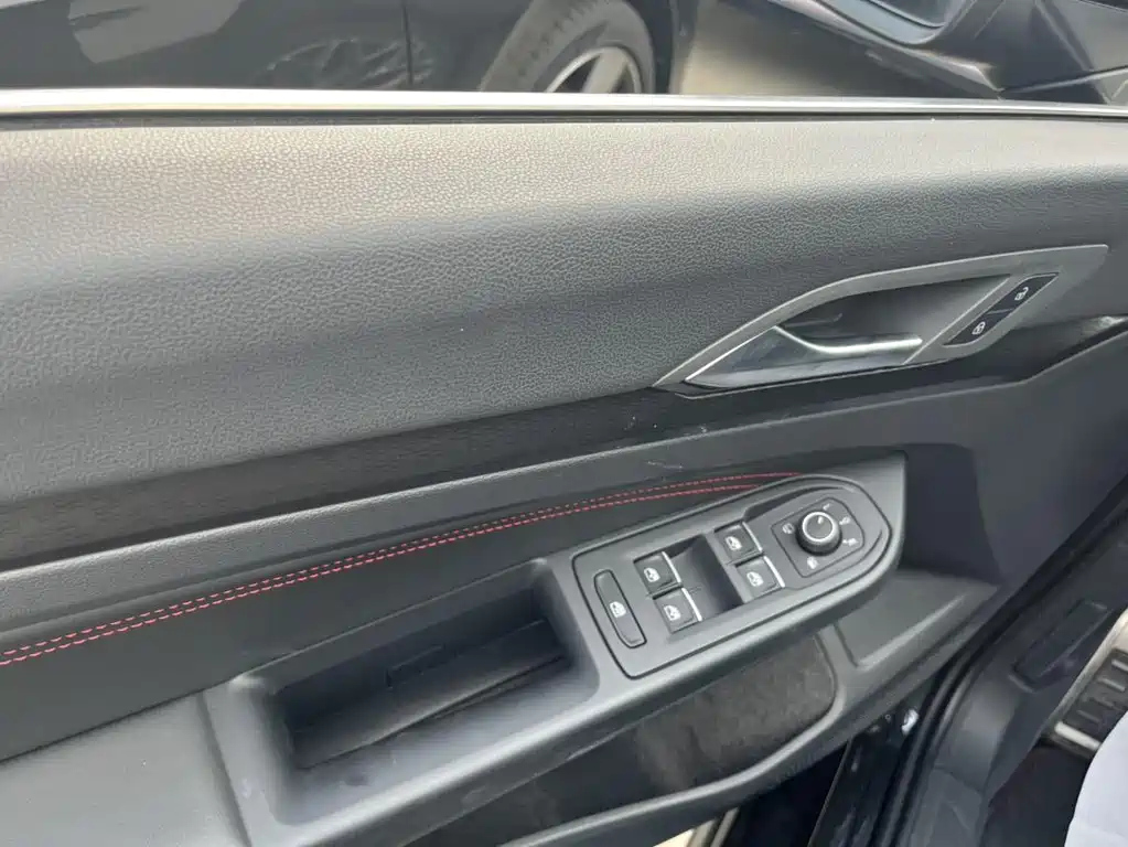 VOLKSWAGEN GOLF GTI 2023