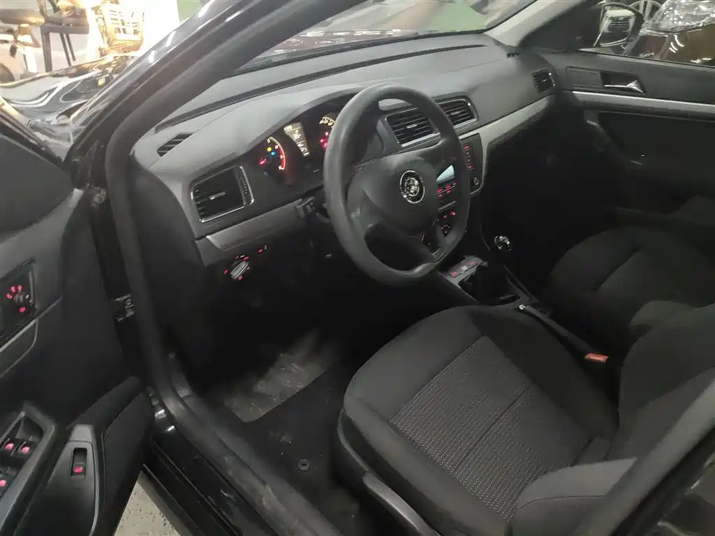 VOLKSWAGEN LAVIDA 2015