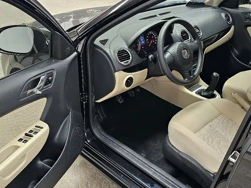 VOLKSWAGEN LAVIDA 2012