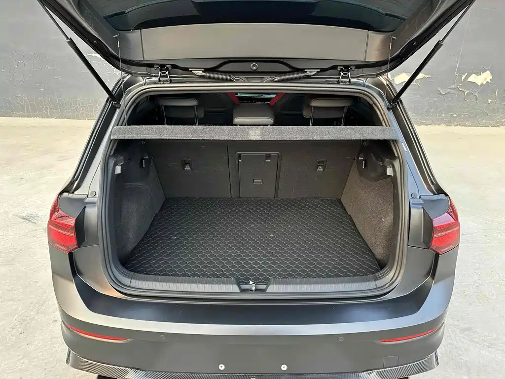 VOLKSWAGEN GOLF 2023
