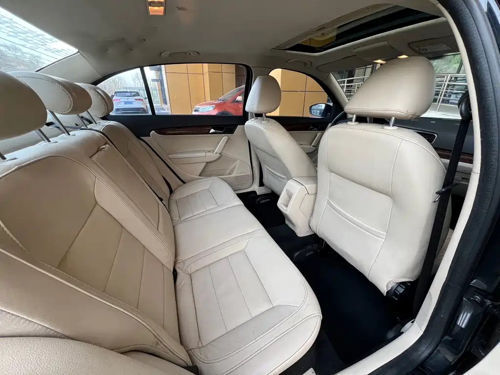 VOLKSWAGEN LAVIDA 2014