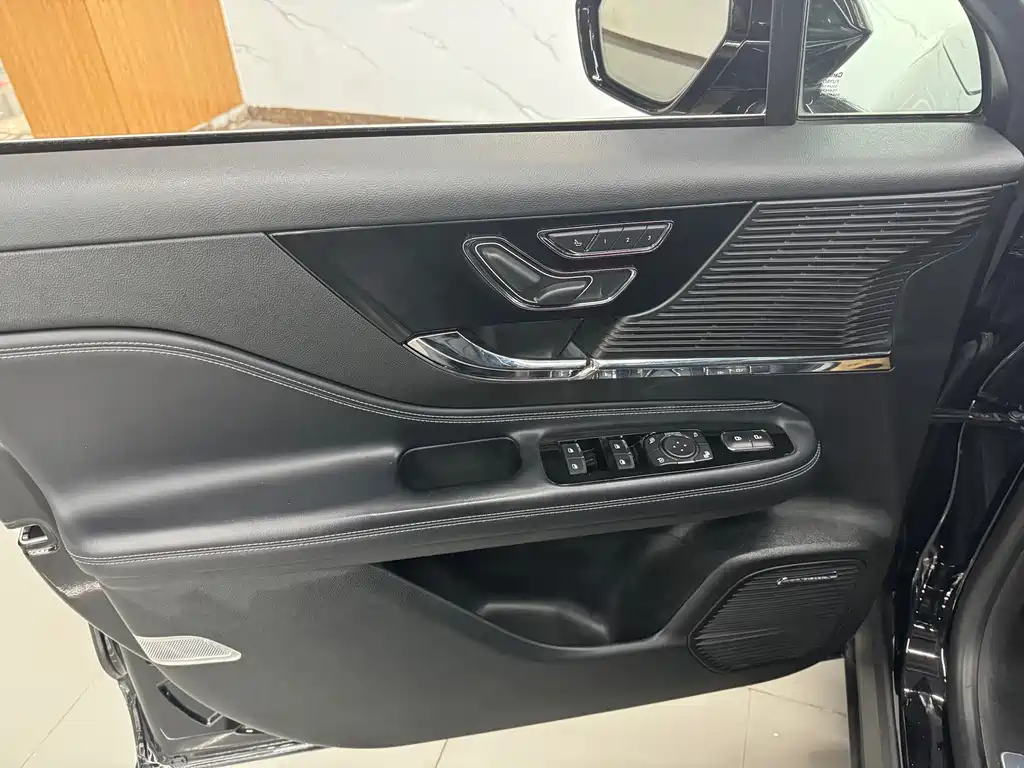 LINCOLN ADVENTURER 2020