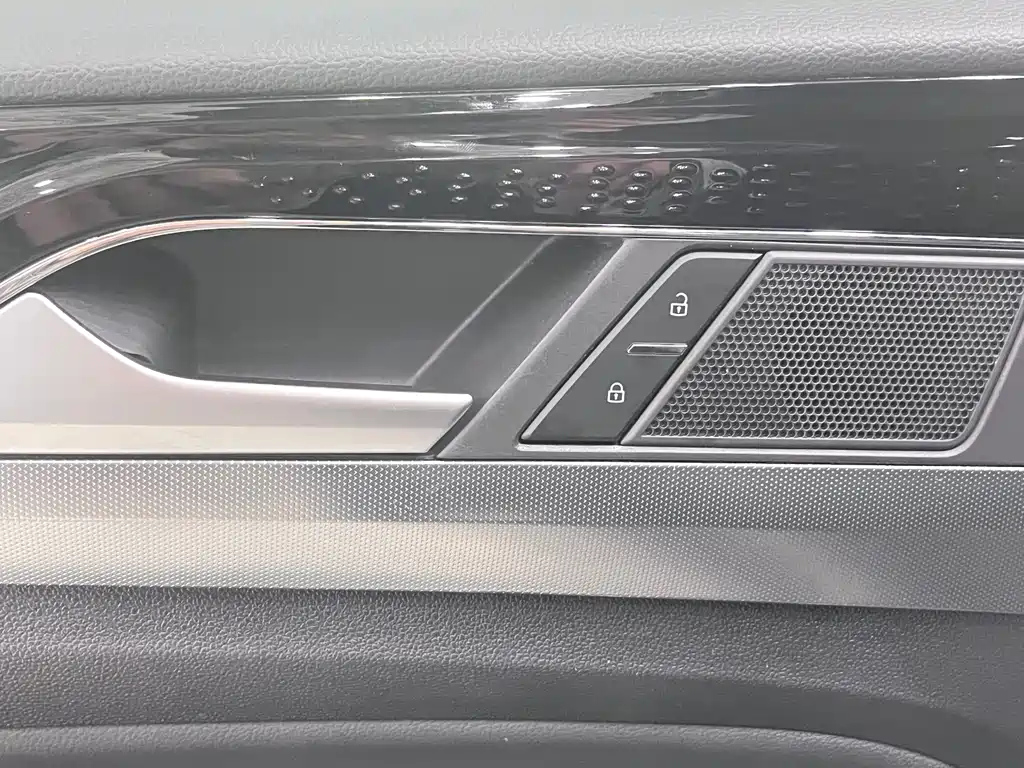 VOLKSWAGEN PASSAT 2023