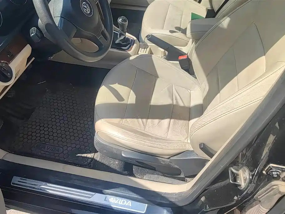 VOLKSWAGEN LAVIDA 2014