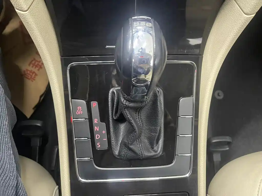 VOLKSWAGEN PASSAT 2011