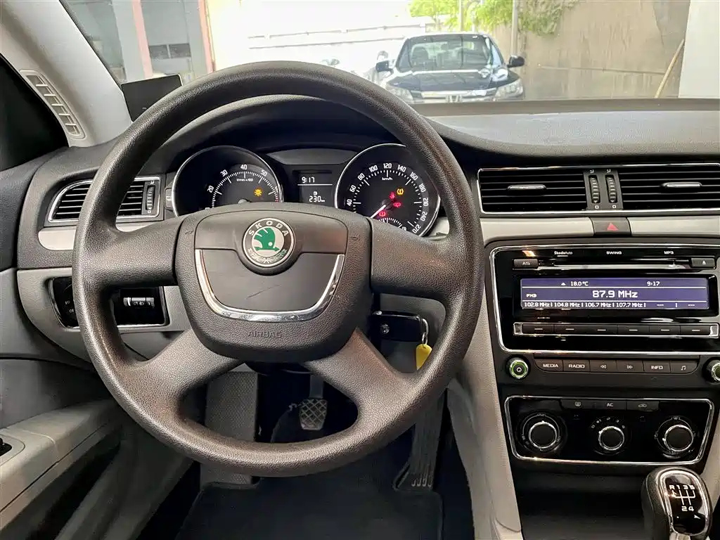 SKODA SUPERB 2010