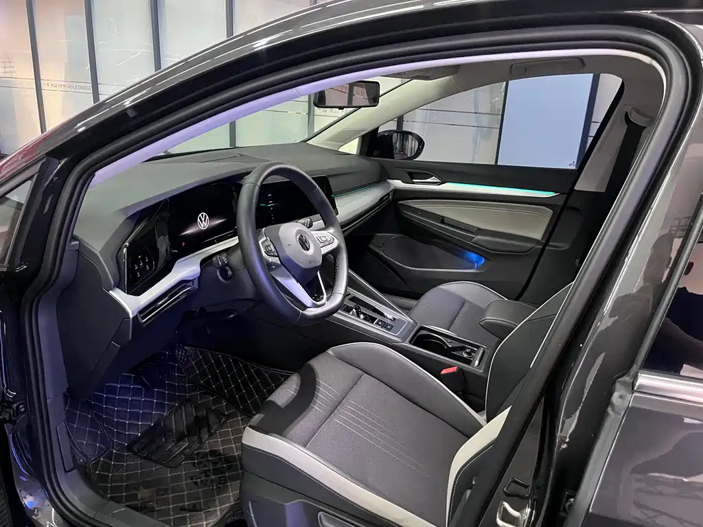 VOLKSWAGEN GOLF 2022