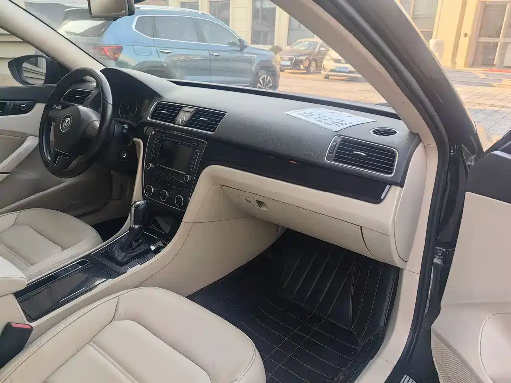 VOLKSWAGEN PASSAT 2013