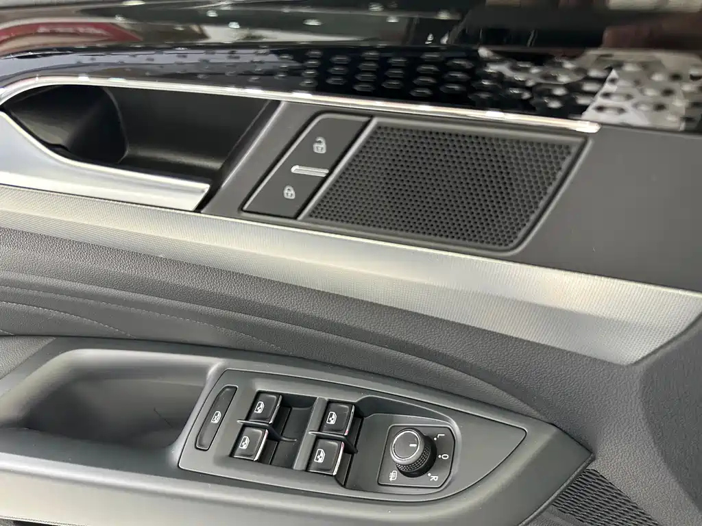 VOLKSWAGEN PASSAT 2023