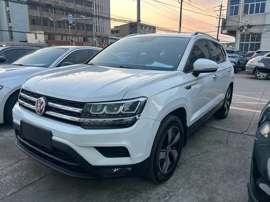 VOLKSWAGEN THARU 2020