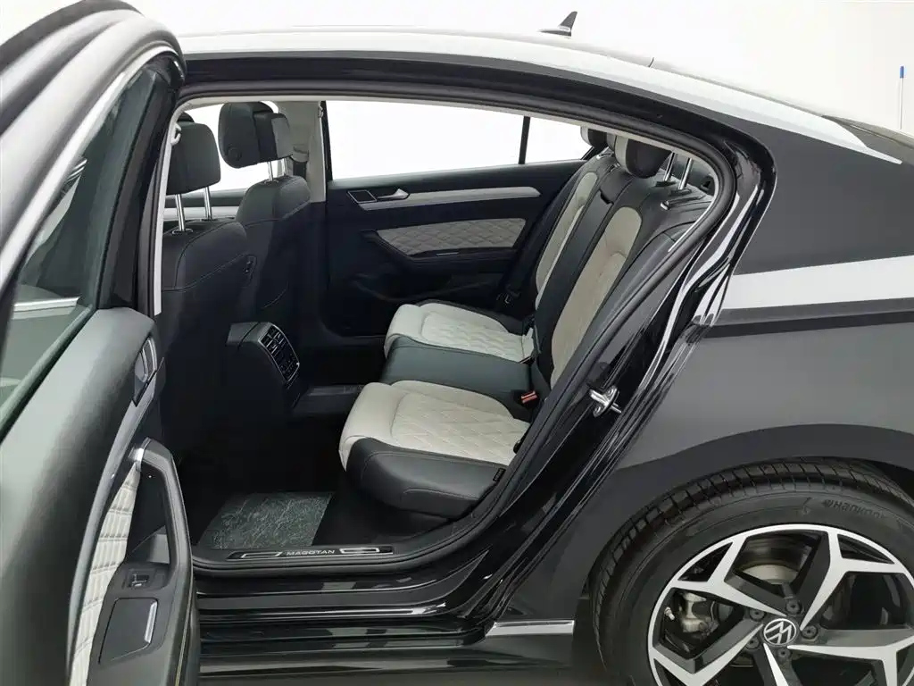 VOLKSWAGEN MAGOTAN 2023