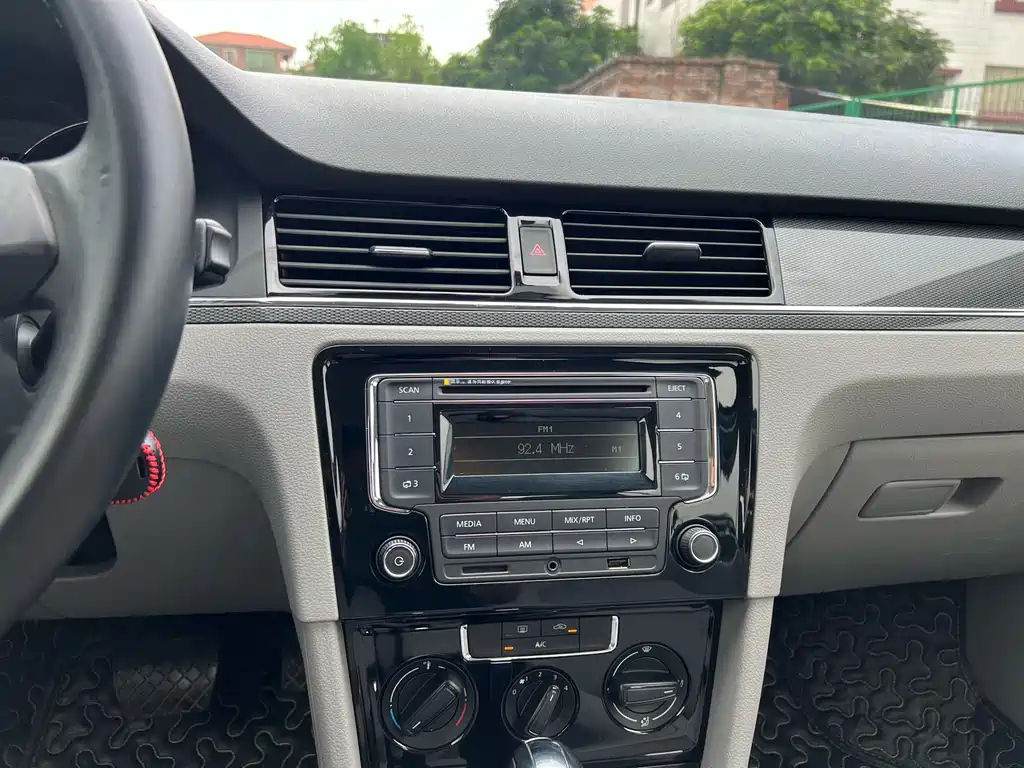 VOLKSWAGEN BORA 2015