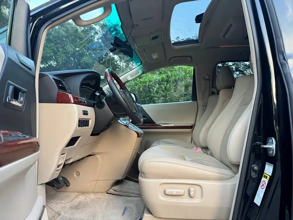 TOYOTA ALPHARD 2011