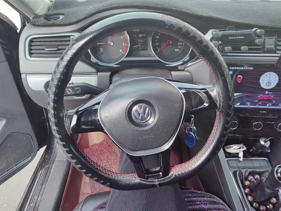 VOLKSWAGEN SAGITAR 2015