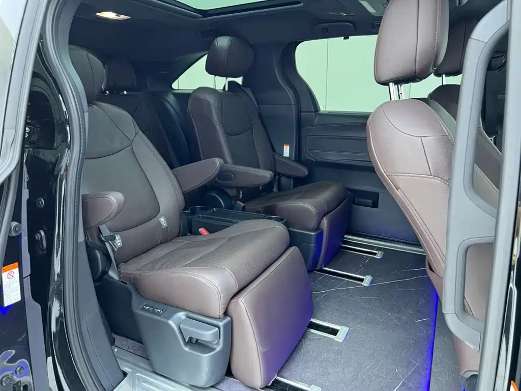 TOYOTA GRANVIA 2024