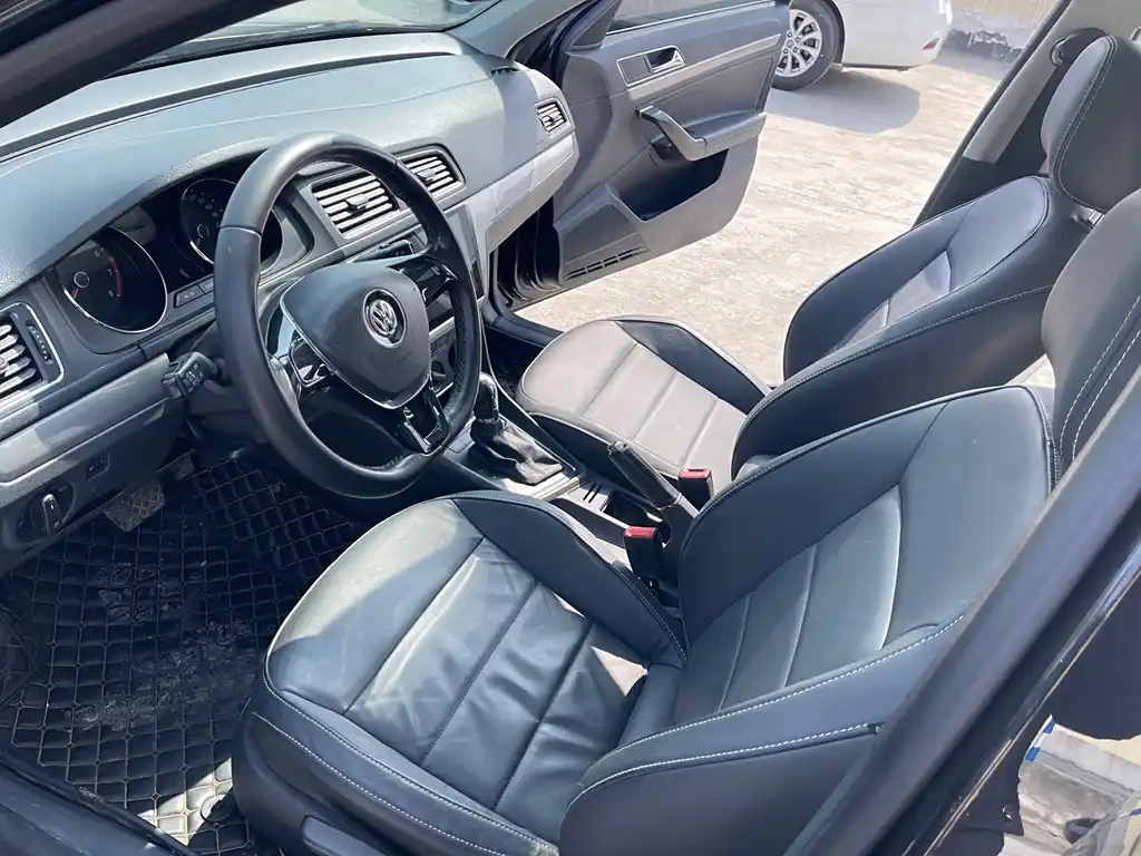 VOLKSWAGEN LAVIDA 2015