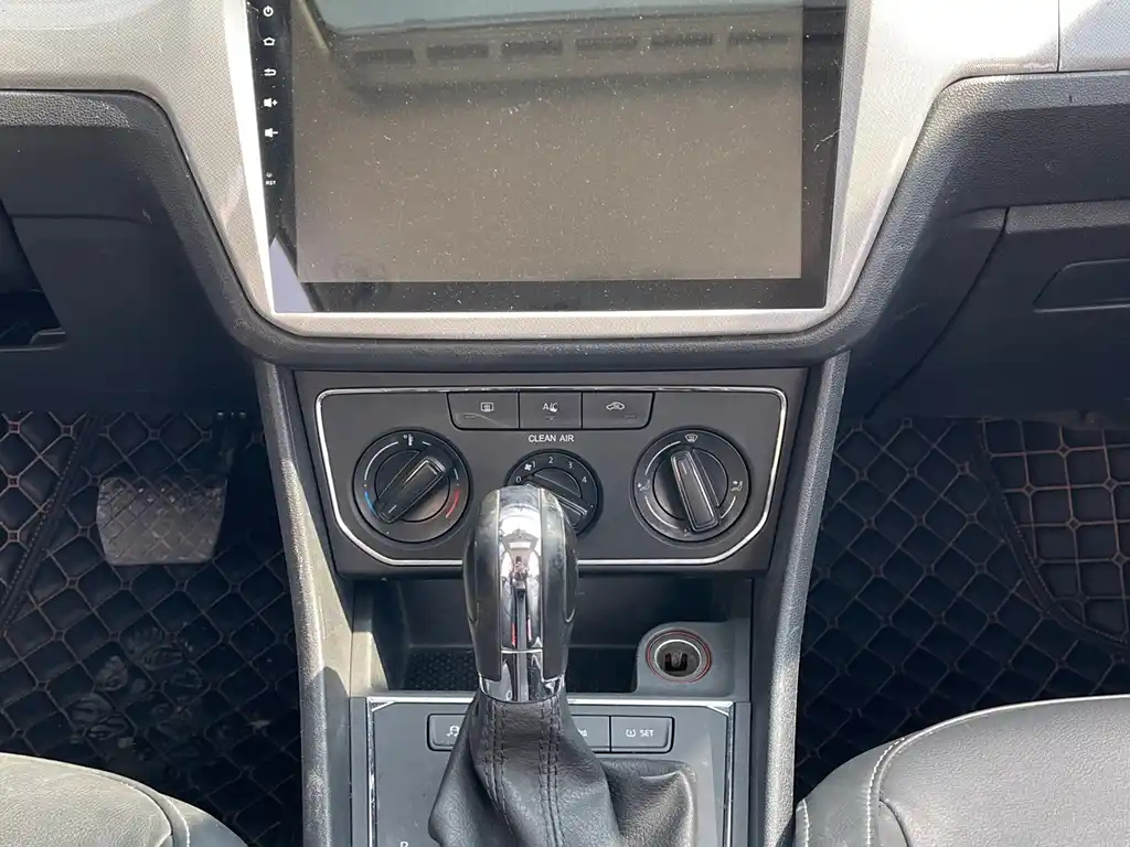 VOLKSWAGEN LAVIDA 2015