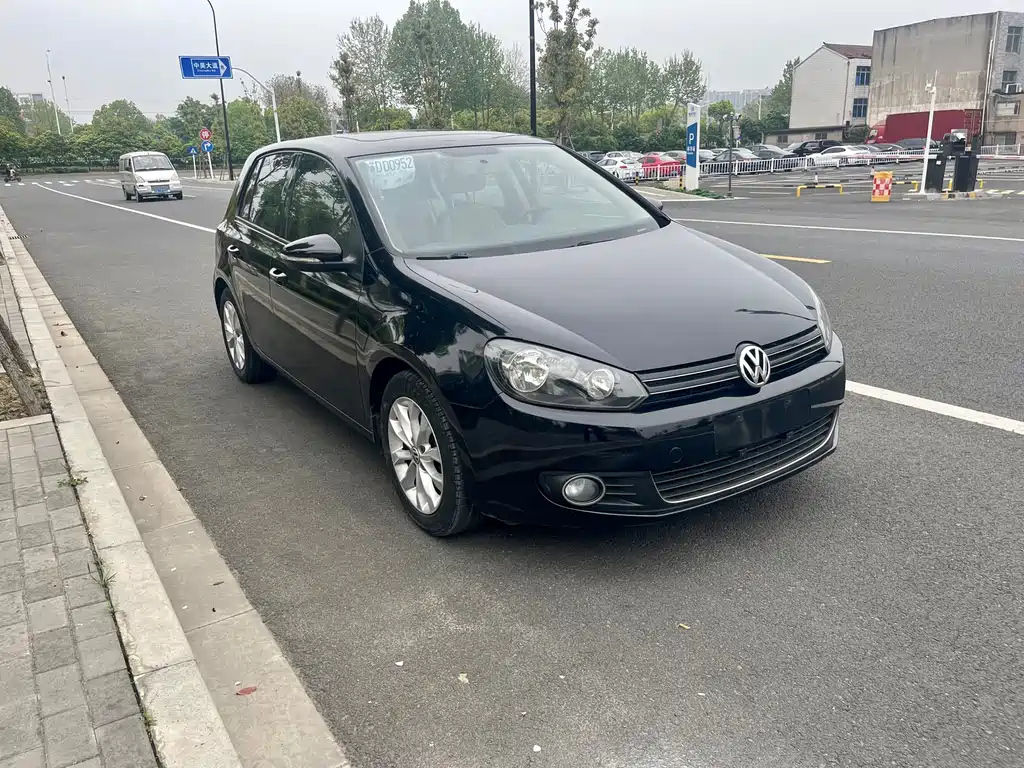 VOLKSWAGEN GOLF 2010
