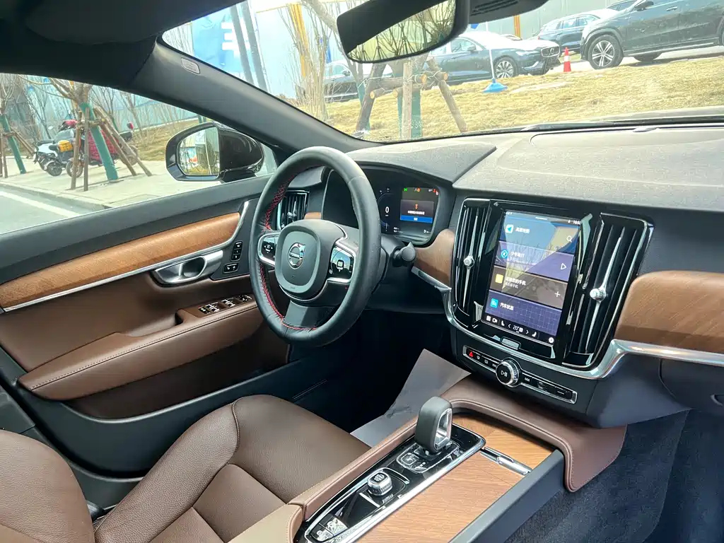 VOLVO S90 2023