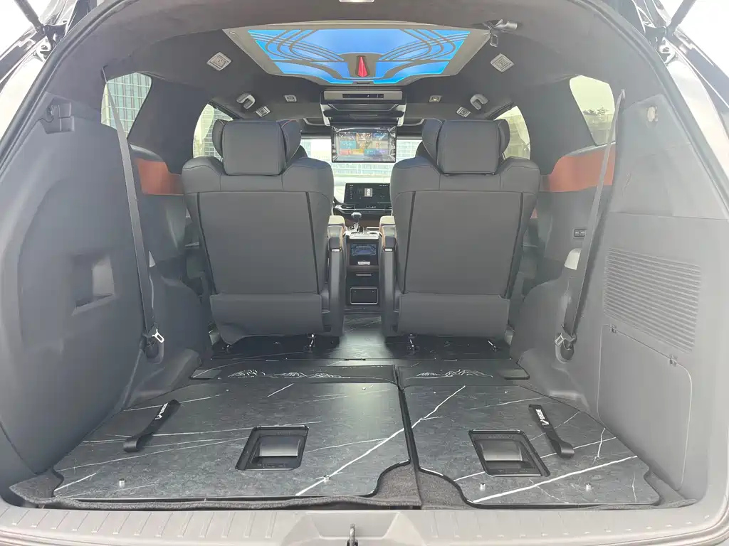 TOYOTA GRANVIA 2024