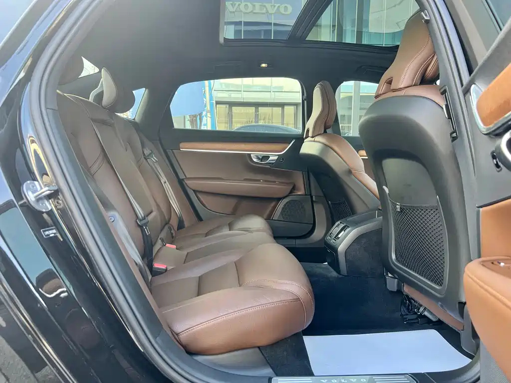 VOLVO S90 2023