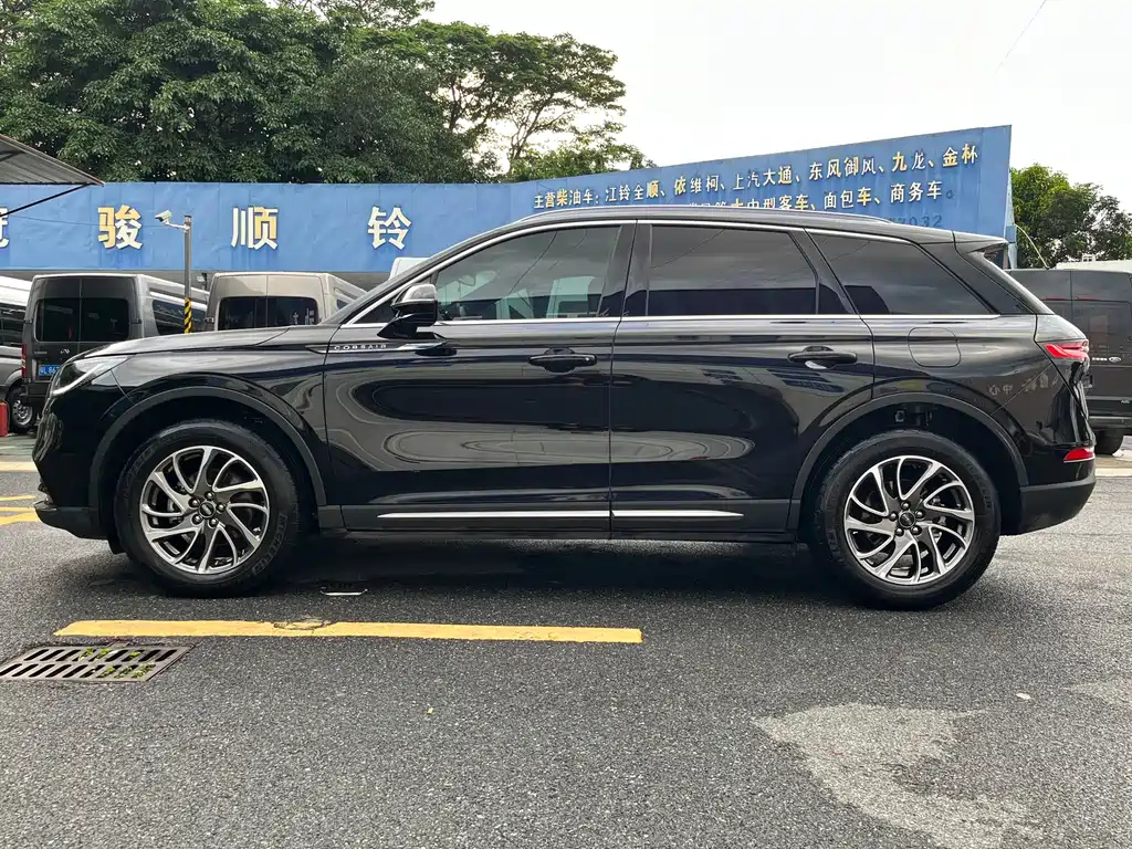 LINCOLN ADVENTURER 2020