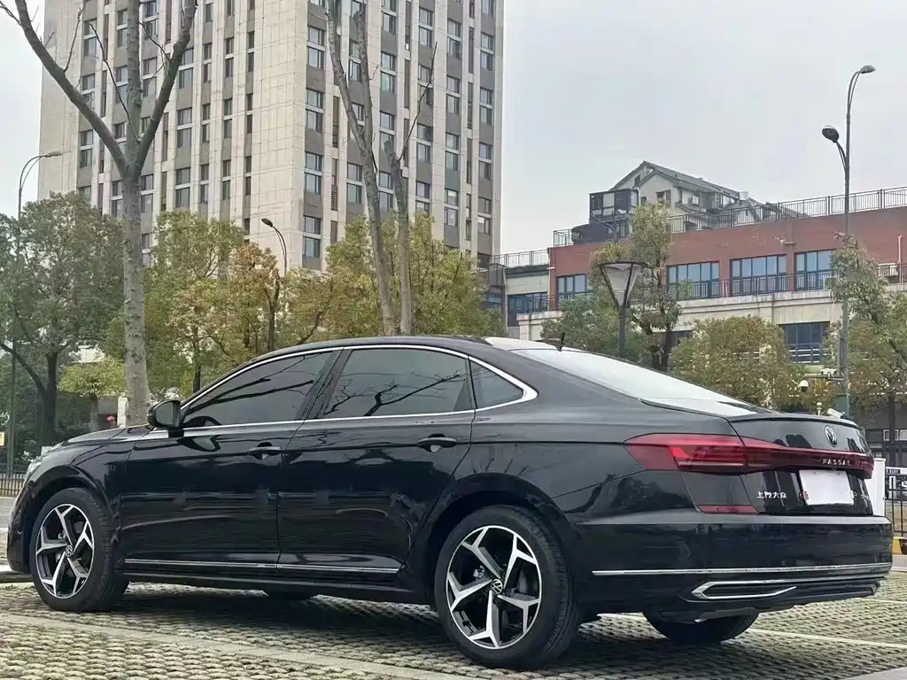 VOLKSWAGEN PASSAT 2023